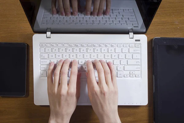 Las manos femeninas están trabajando en una computadora portátil — Foto de Stock