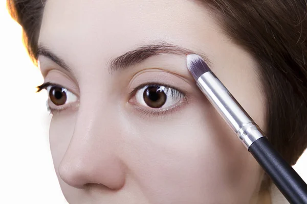 Young woman doing makeup — Stock Photo, Image