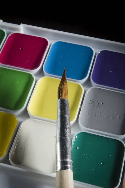 彩色水彩和画笔 — 图库照片