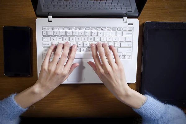 女性双手在笔记本电脑上工作 — 图库照片