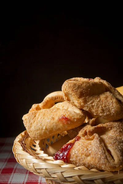 Pasteles dulces en una canasta —  Fotos de Stock