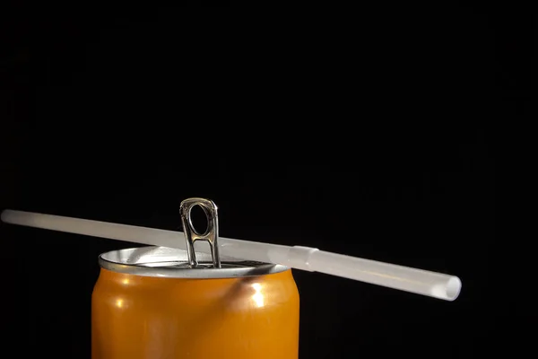 Latas de aluminio con paja —  Fotos de Stock