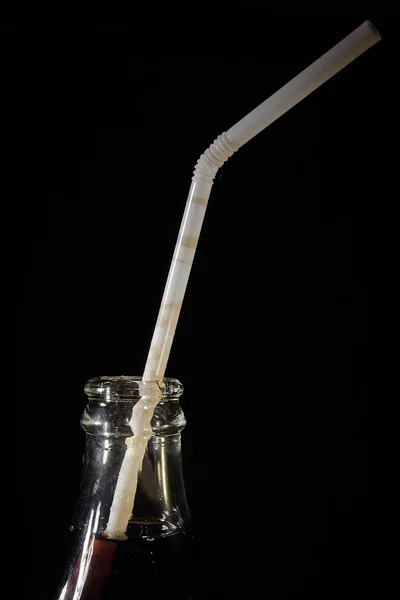 Az egy üveg nyakát, cola a szalma — Stock Fotó