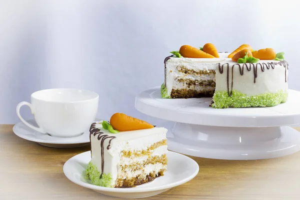 Carrot cake and a cup of tea — Stok fotoğraf