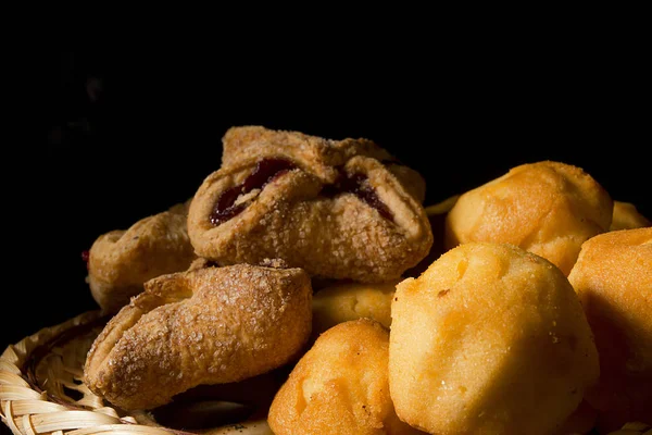 Pâtisseries sucrées dans un panier — Photo