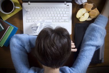 Bir kızın bir bilgisayar uyku Üstten Görünüm