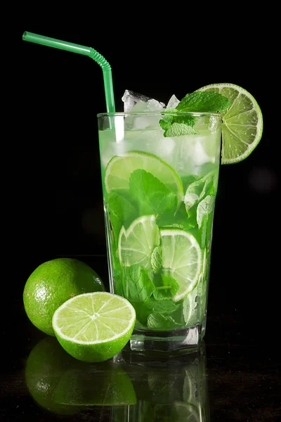 Mojito and lime cocktail — Stock Photo, Image