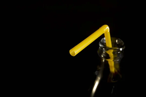 Шея бутылки колы с соломинкой — стоковое фото