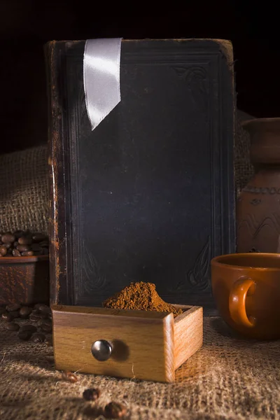 Старая книга и кофе — стоковое фото