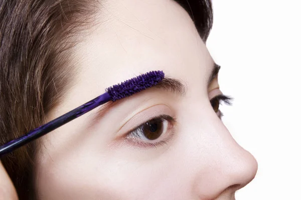 The girl paints her eyebrows — Stock Photo, Image