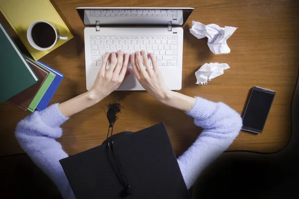 Vista superior de un estudiante que trabaja en una computadora — Foto de Stock