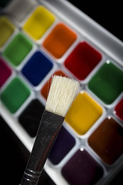 カラフルな水彩絵の具と筆 — ストック写真