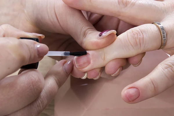 Manicurist makes manicure — Stock Photo, Image