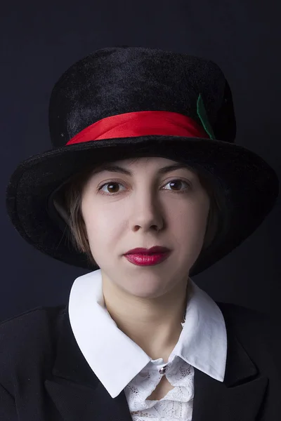 Chica en un sombrero negro — Foto de Stock
