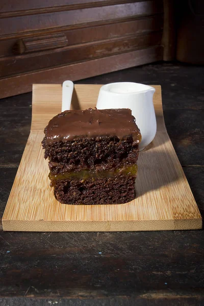 Brownie en una tabla de madera — Foto de Stock