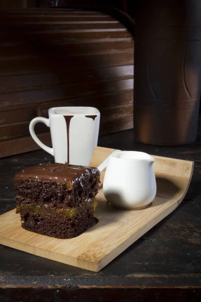 Brownie en una tabla de madera — Foto de Stock