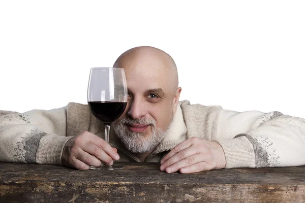 Skäggig man med ett glas vin — Stockfoto