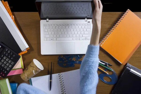 Frauenhände arbeiten an einem Laptop — Stockfoto