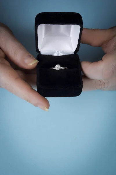 Caja de terciopelo con anillo — Foto de Stock