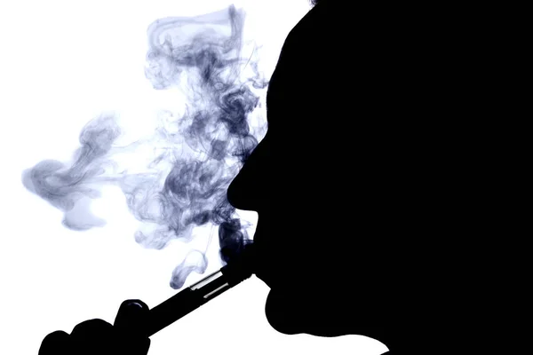 電子タバコと女性のシルエット — ストック写真