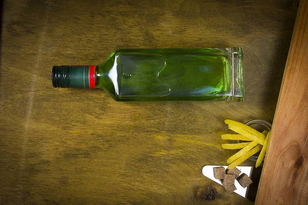 Garrafa com absinto — Fotografia de Stock