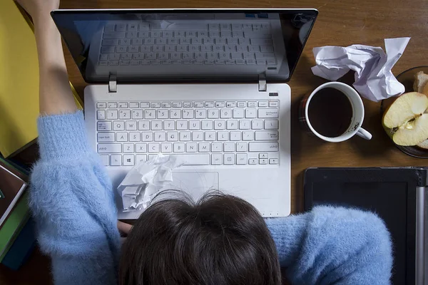 Bovenaanzicht van een meisje slapen achter een computer — Stockfoto