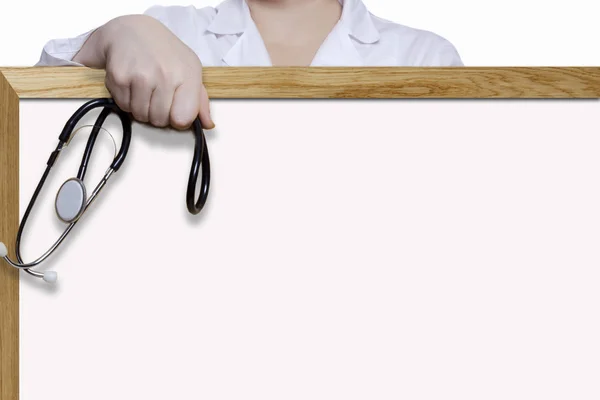 La mano del médico femenino con el estetoscopio — Foto de Stock