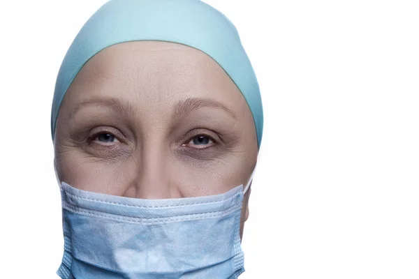 Женщина врач в хирургической маске — стоковое фото
