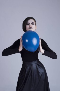 MIME kız bir balon ile