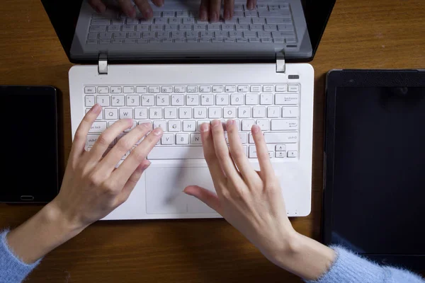 Las manos femeninas están trabajando en una computadora portátil — Foto de Stock