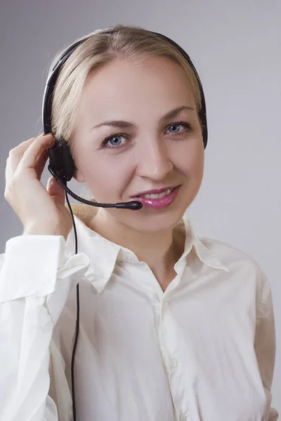 Agente de call center feminino com fone de ouvido — Fotografia de Stock
