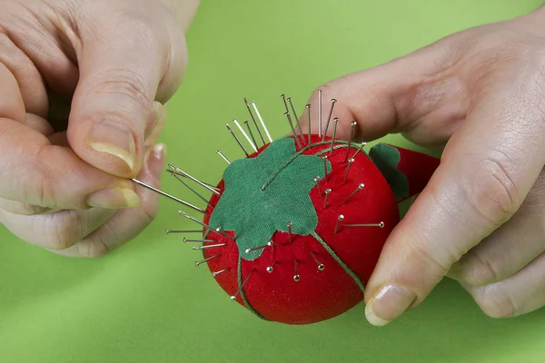 Hands of a woman with needles — Stock Photo, Image