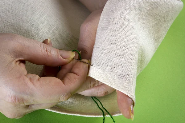 Las manos están ocupadas cosiendo — Foto de Stock