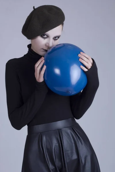 Mimo chica con un globo — Foto de Stock