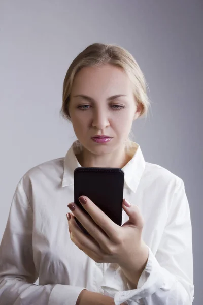 Young woman with mobile phone — Stock Photo, Image