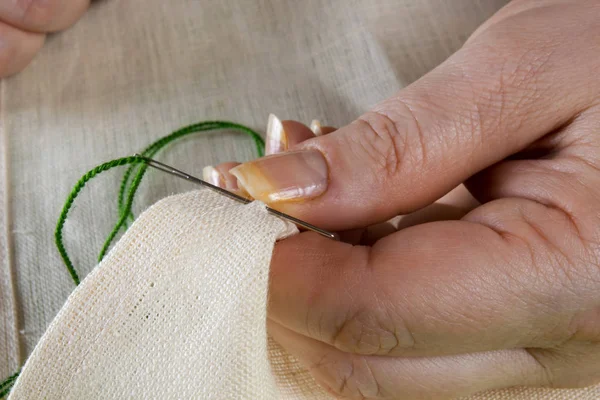Handen zijn drukke naaien — Stockfoto
