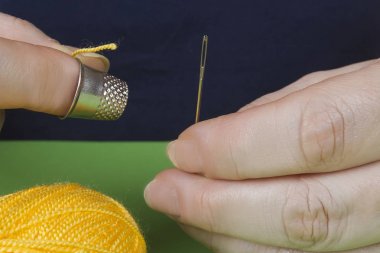 İş parçacığının bir skein ile el