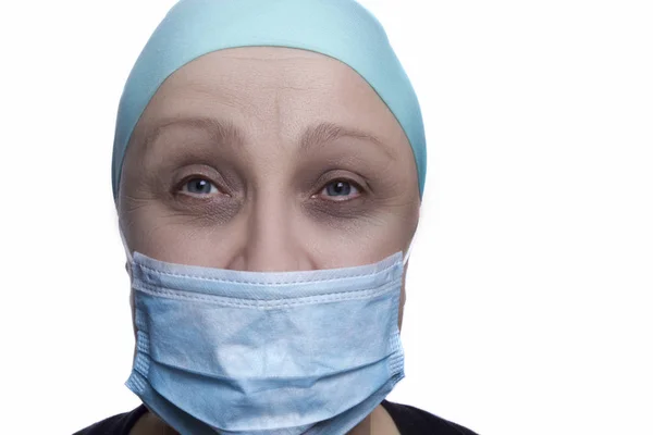 Femme médecin en masque chirurgical — Photo