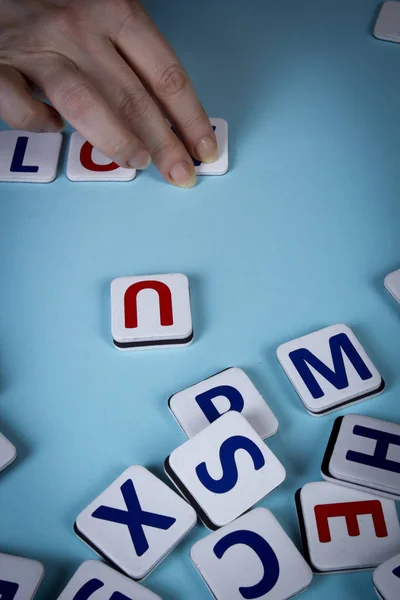 Les mains écartent les lettres — Photo