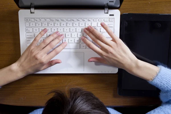Yukarıdan aşağıya görünümü tipik bilgisayar kadının ellerinde — Stok fotoğraf