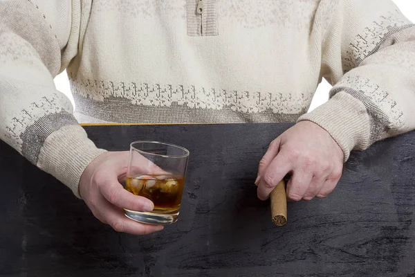 Mäns händer med en cigarr och whiskey — Stockfoto