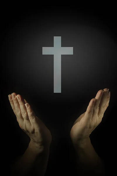 Крест на руках — стоковое фото