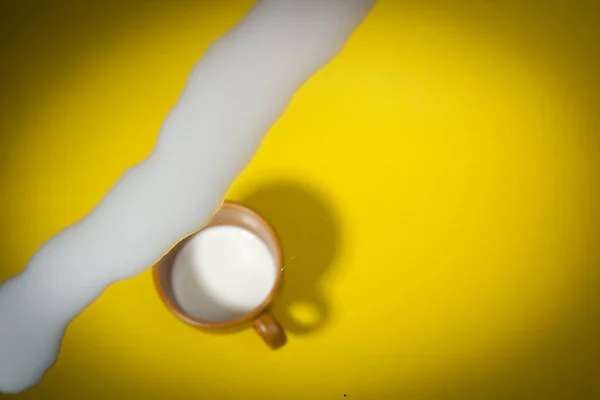 Cam üzerine dökülen süt — Stok fotoğraf