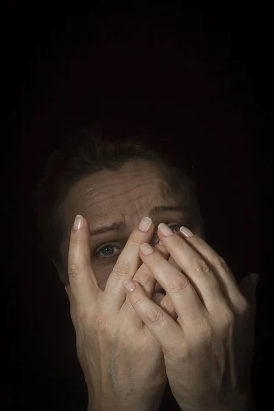 Mulher cobre o rosto com as mãos . — Fotografia de Stock