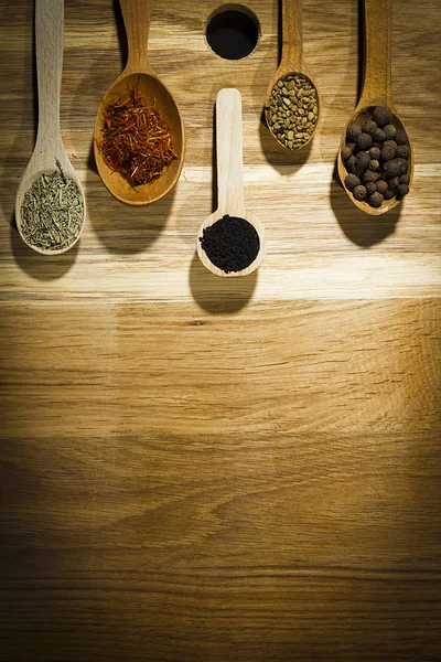 Kryddor i träskedar — Stockfoto