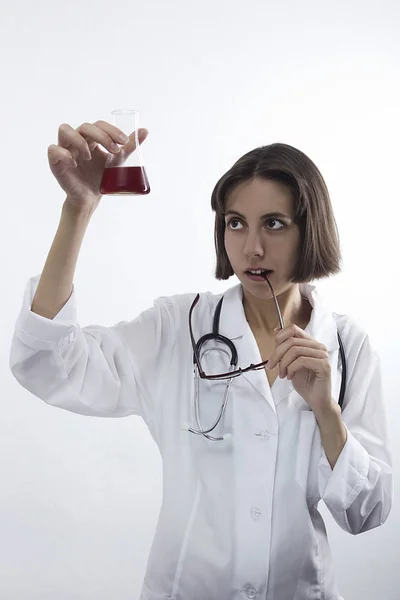 Ärztin mit Stethoskop und Fläschchen — Stockfoto