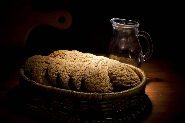 Galletas en una cesta y una jarra —  Fotos de Stock