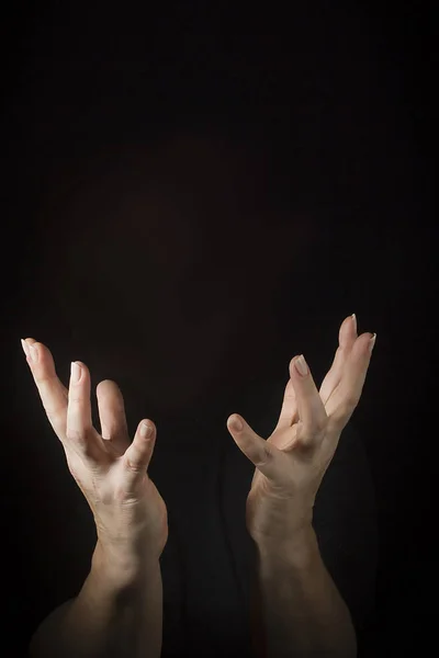 Les mains avec les doigts écartés — Photo