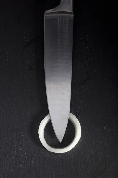 Cibulové kroužky a nůž — Stock fotografie