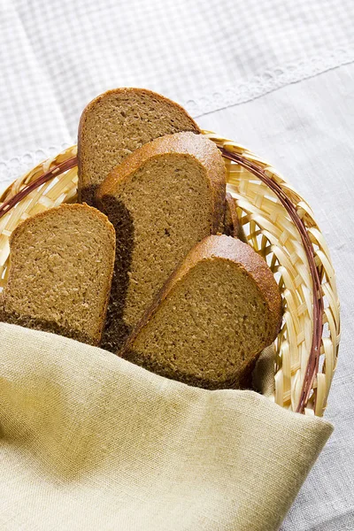 Skivat bröd i en korg — Stockfoto